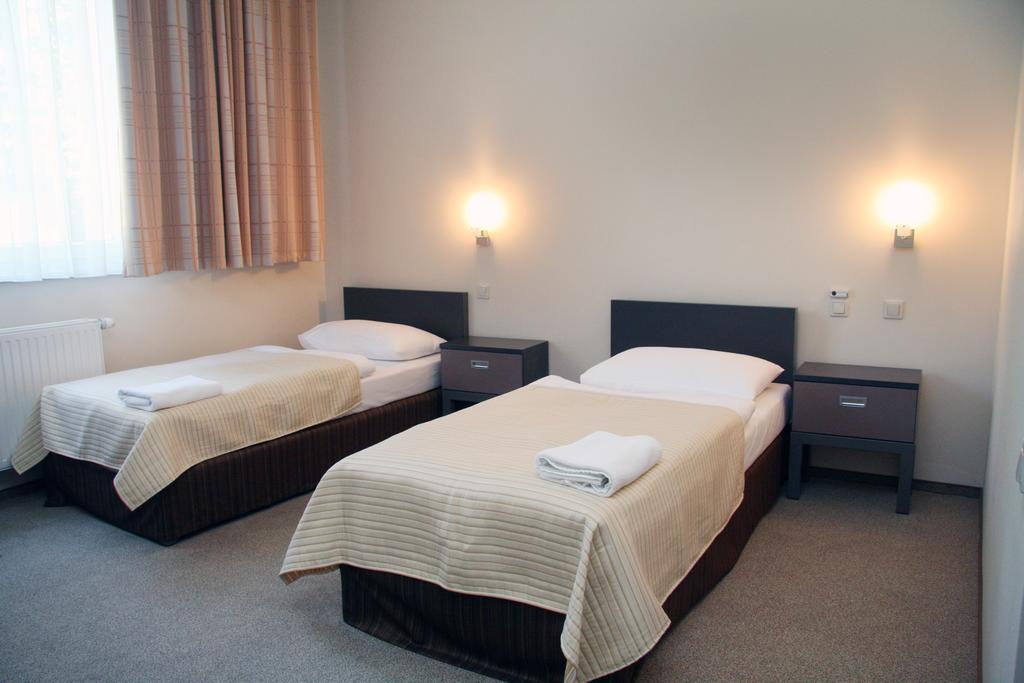 Hotel Jarota Jarocin Habitación foto